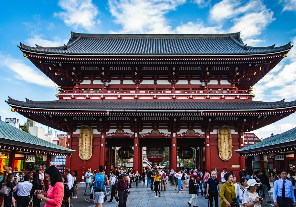 Tokyo Asakusa'da Senso-ji Tapınağı ve büyük kırmızı fener